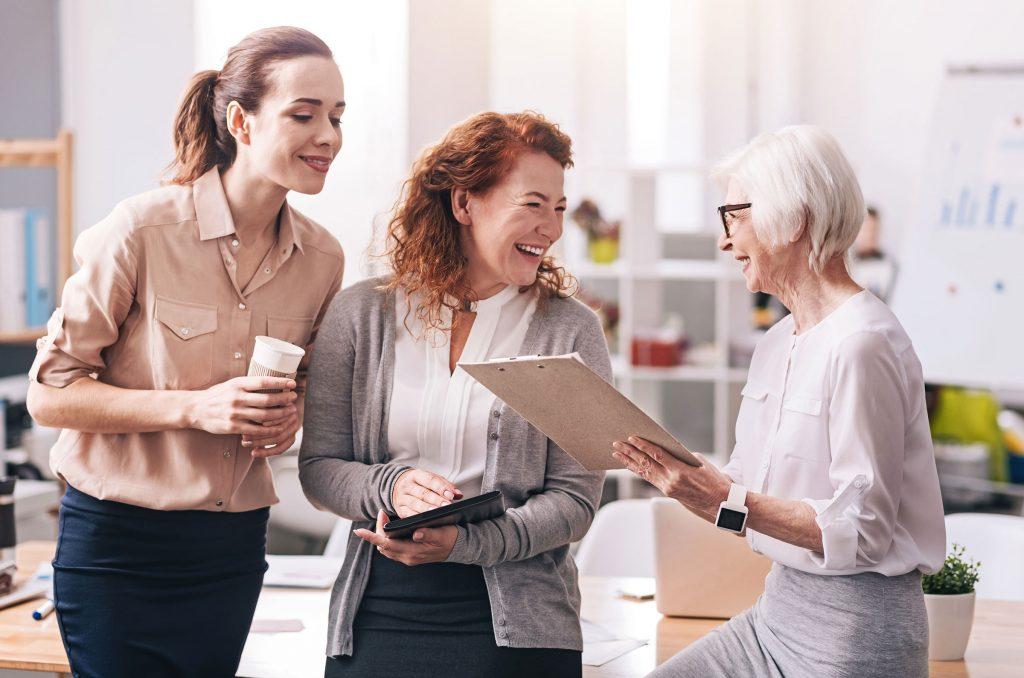 Diversité intergénérationnelle avec trois femmes d'âges différents qui discutent