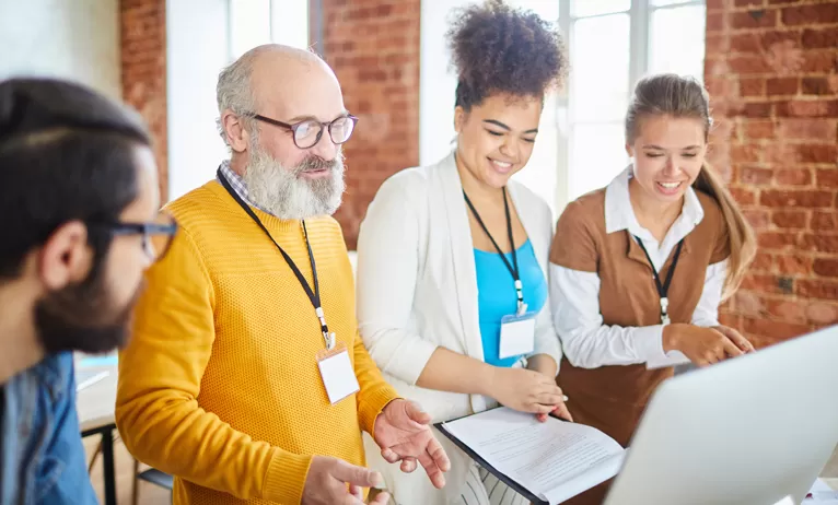 Equipe avec une diversité intergénérationnelle