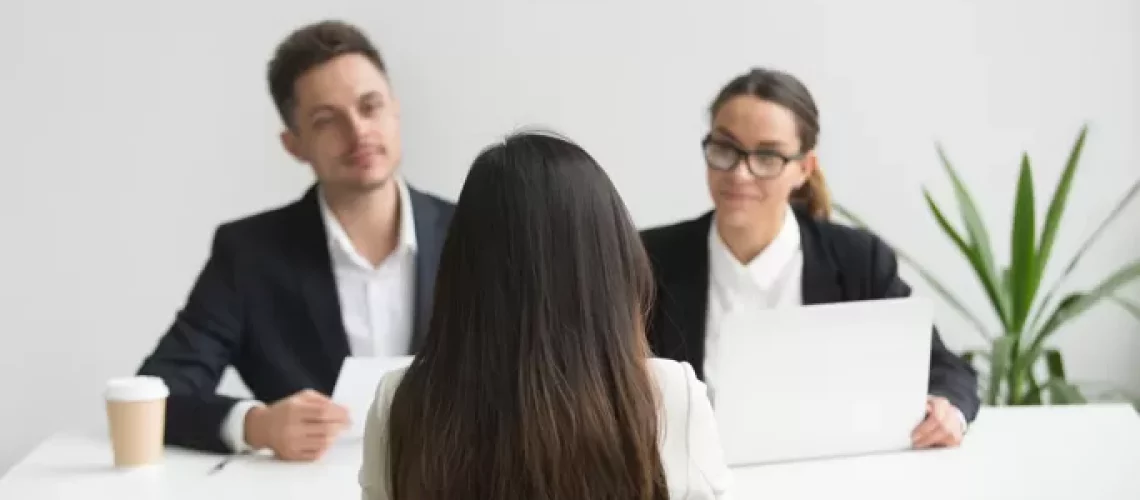 chasseurs-de-tetes-interviewant-une-candidate-a-un-emploi